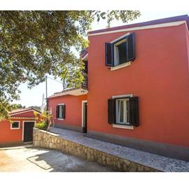 4 bedroom villa with pool in Maslinica, sleeps 8